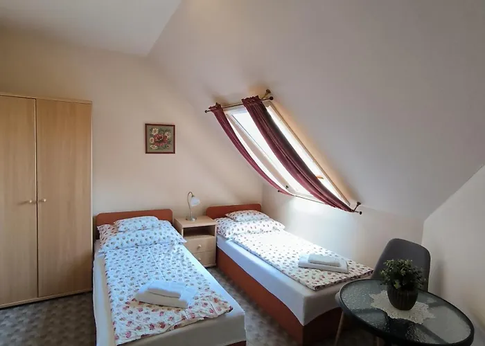 לינה וארוחת בוקר Korona Panzio 3*